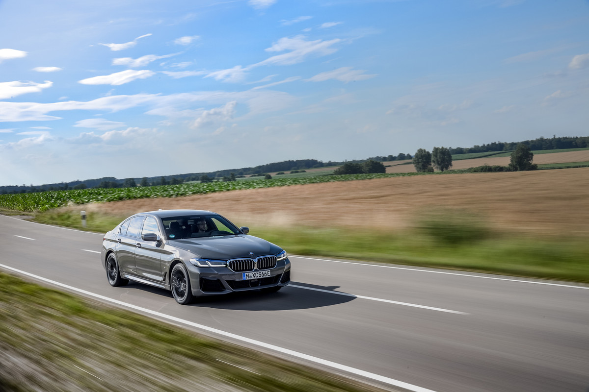P90395464_highRes_the-new-bmw-545e-xdr