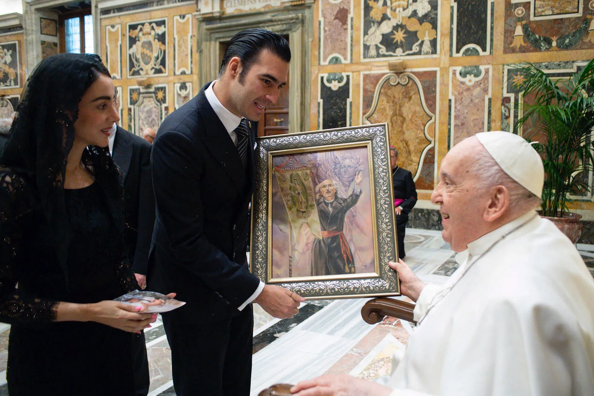 Miguel Torruco visita el Vaticano y entrega regalo al Papa Francisco