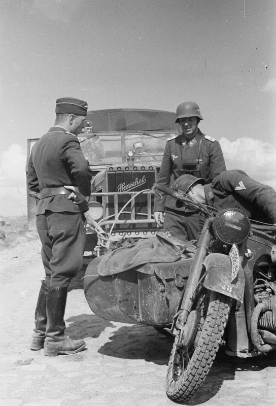 Mouvement d'une batterie de FlaK, un side-car BMW R12 devant un camion Henschel 33D.