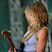 [Slika: Ana-Popovic-Santa-Cruz-Blues-Fest2014-front.jpg]