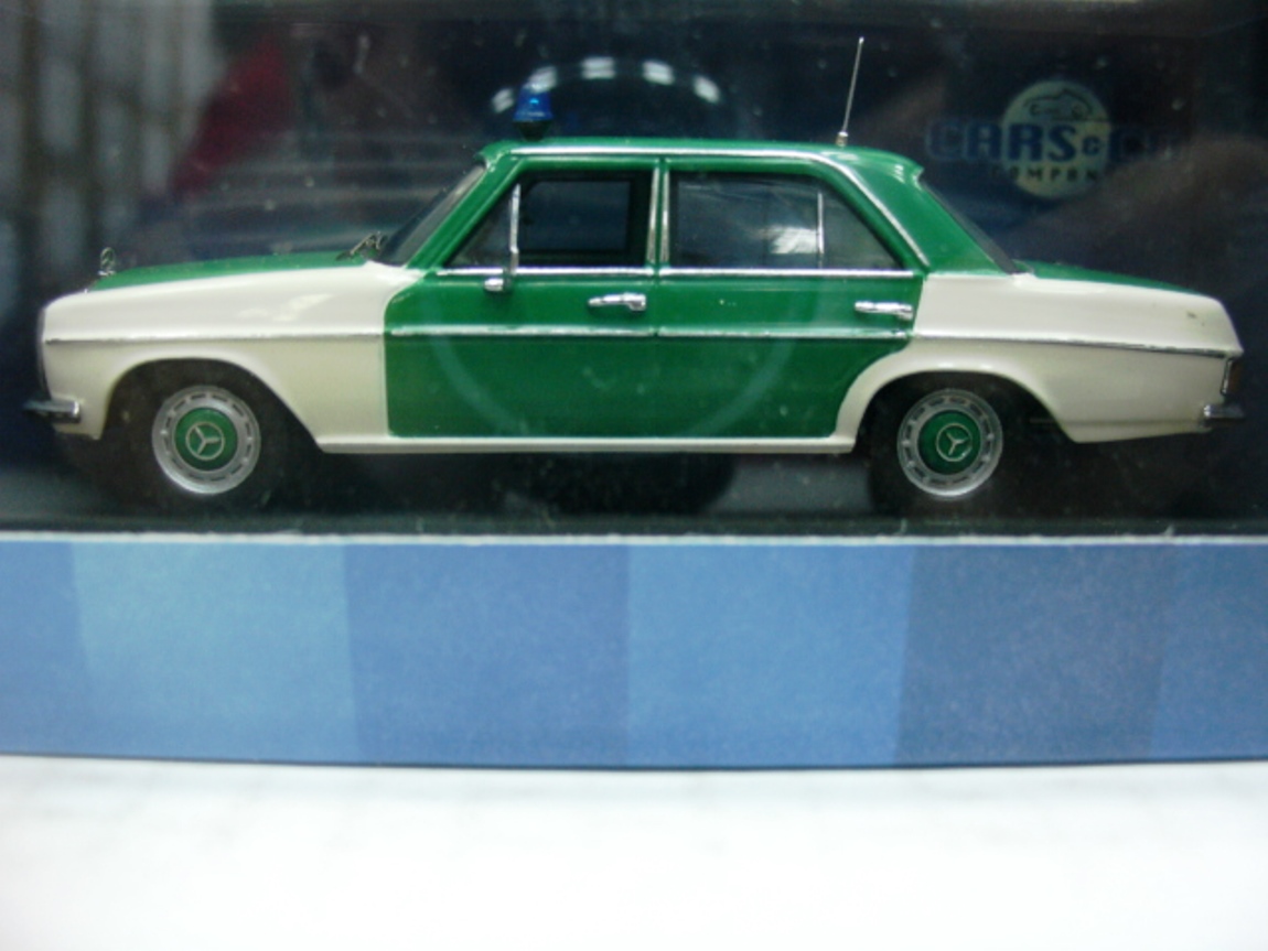 Mercedes W114 230 LWB noir (Matrix) 1/43e