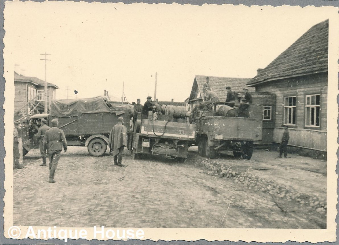Foto WK II Wehrmacht mehrere LKWS Fässer Soldate