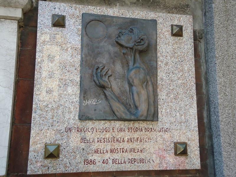Placa situada en el edificio que utilizaba la Banda Kock
