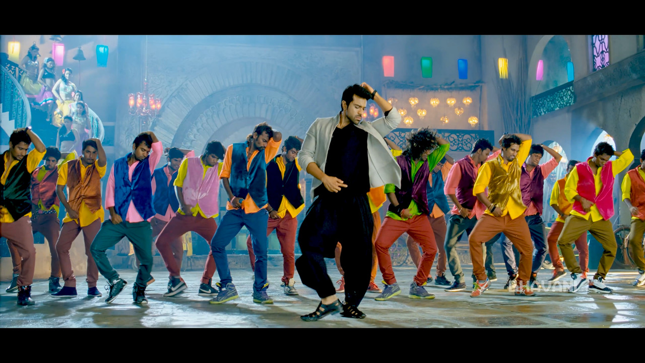 Shruti Haasan From Yevadu Hot Song 4K.mp4_snapshot_00.21.416