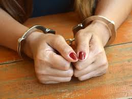 ΣΥΝΕΛΗΦΘΗ ΟΙΚΙΑΚΗ ΒΟΗΘΟΣ ΚΑΤΗΓΟΡΟΥΜΕΝΗ ΓΙΑ ΠΡΟΚΛΗΣΗ ΣΩΜΑΤΙΚΗΣ ΒΛΑΒΗΣ ΣΕ ΗΛΙΚΙΩΜΕΝΟ ΑΤΟΜΟ