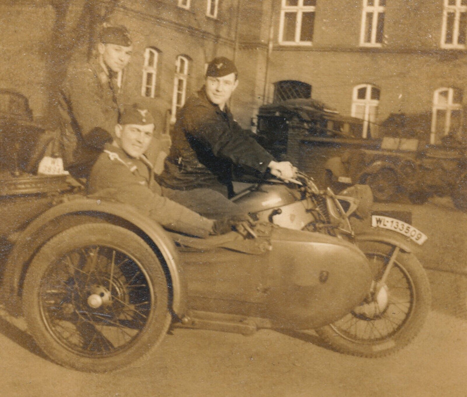 Foto - Luftwaffe Soldaten mit Motorrad Gespann - 2.WK (1)