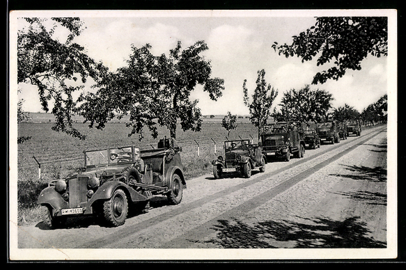 AK Unsere Wehrmacht Auto Horch 830 R mit Kennzeichen RW 43609 Felddienstuebung der Nachrichtenabteil