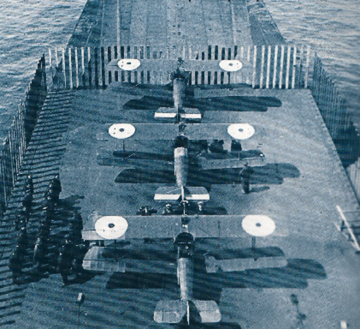 Tres Sopwith Camel en la cubierta de vuelo del HMS Furious