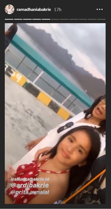 Momen liburan Nia Ramadhani yang diunggah di Instagram Stories