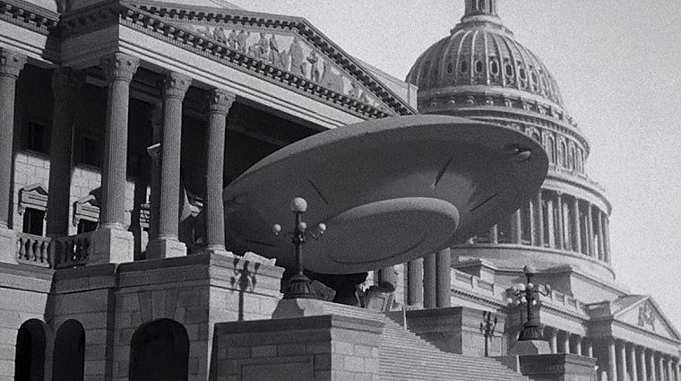MATINEE-EARTH-VS-FLYING-SAUCERS-FOTOR.jpg