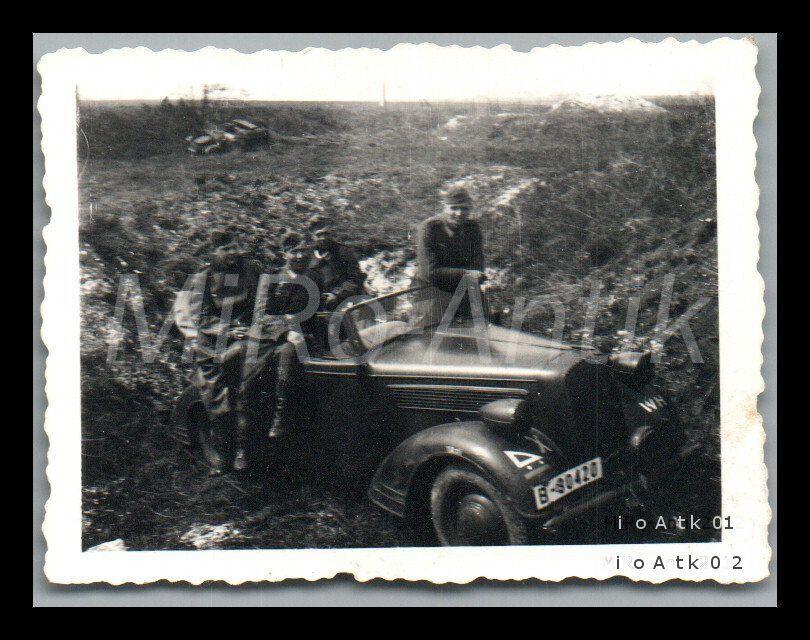 Foto, WK2, Wehrmacht-PKW Cabrio mit Maling im Gelände,