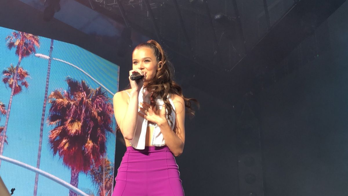 hailee-steinfeld-performs-at-blue-hills-bank-pavilion-in-boston-