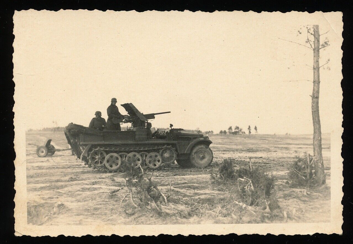 Foto - Technik Halbkette mit PAK Geschütz montiert Aufbau