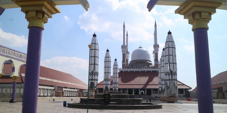 Kemegahan masjid Agung Jawa Tengah d Semarang, merupakan perpaduan arsitektur Eropa, Arab, dan Interior Jawa.(KOMPAS.COM / MUHAMMAD IRZAL ADIAKURNIA)