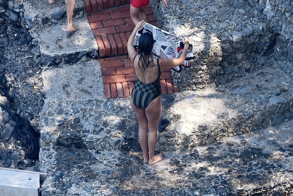 Kourtney-Kardashian-Upskirt-STARS-com-17