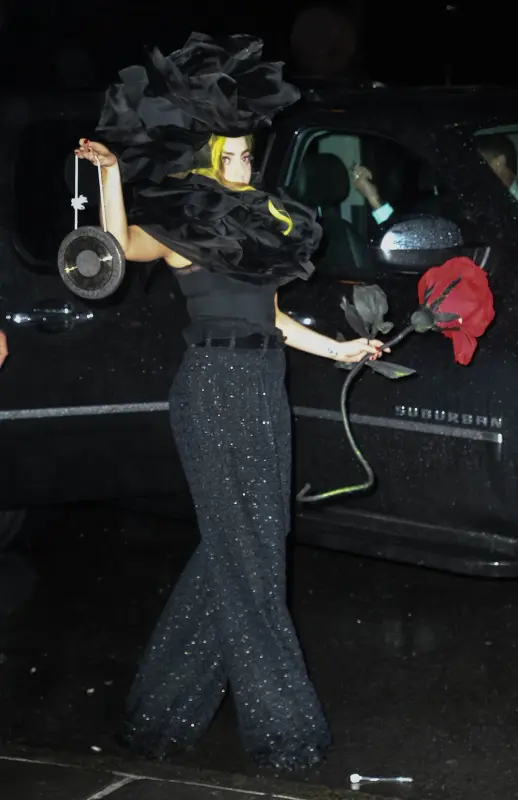 4-7-14-Arriving-at-her-apartment-in-NYC-