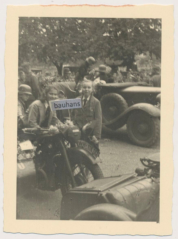 Foto Einheits-PKW Wehrmacht Krad, Motorrad Wappen Mädchen in Mannheim 1940