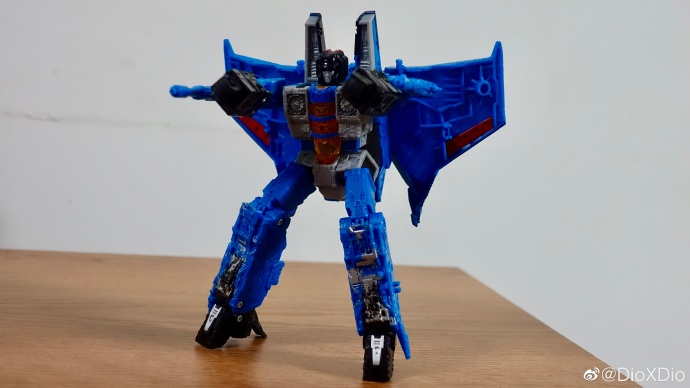 Siege-Thundercracker-In-Hand-Images-03