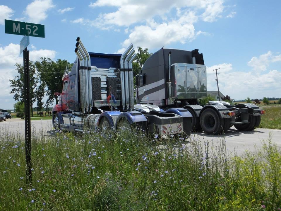 optimus-prime-motormaster-side-by-side_137252783