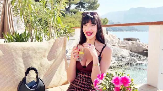 JacquieEtMichelTV – Lola – 25, takes on a challenge that impressed her
