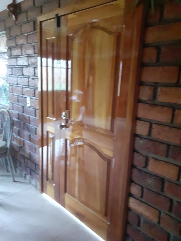 Pasillo angosto con piso de madera