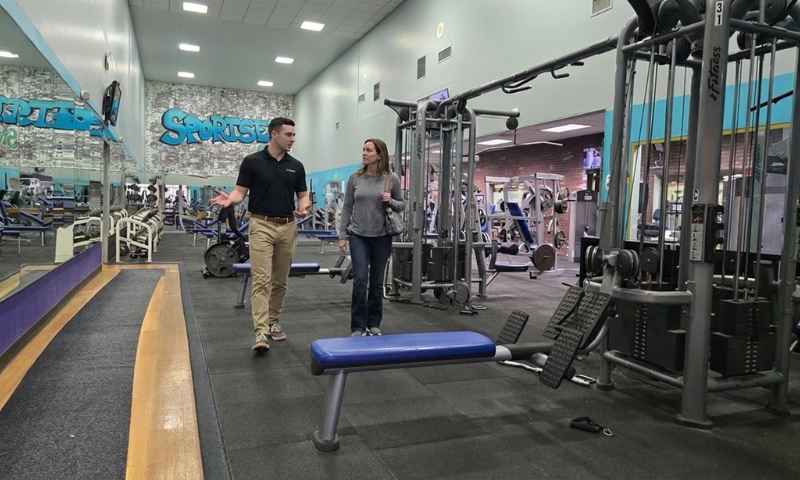 A membership advisor showing a visitor around Sportset