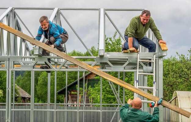 Какие навыки необходимы для успешного монтажа металлочерепицы?