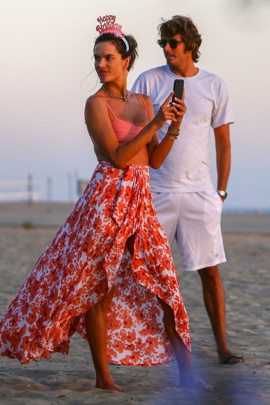 Alessandra-Ambrosio-UPSKIRTSTARS.COM-1024x1536 (5)