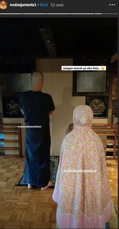 Mulan Jameela diam-diam foto Ahmad Dhani dan Safeea saat sholat berjamaah