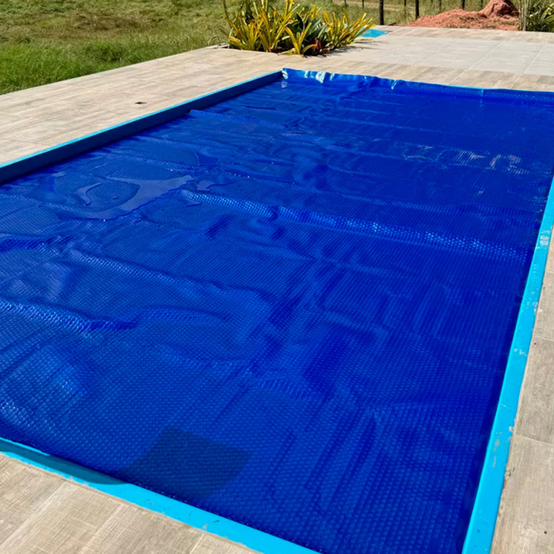 Capa térmica para conservação da temperatura da piscina