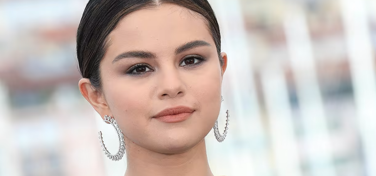 Selena Gómez deslumbra con su outfit para disfrutar del verano