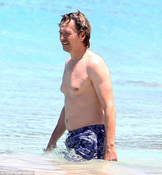 Der geistige
 Widder ohne shirt, und mit schlanke Körper am Strand
