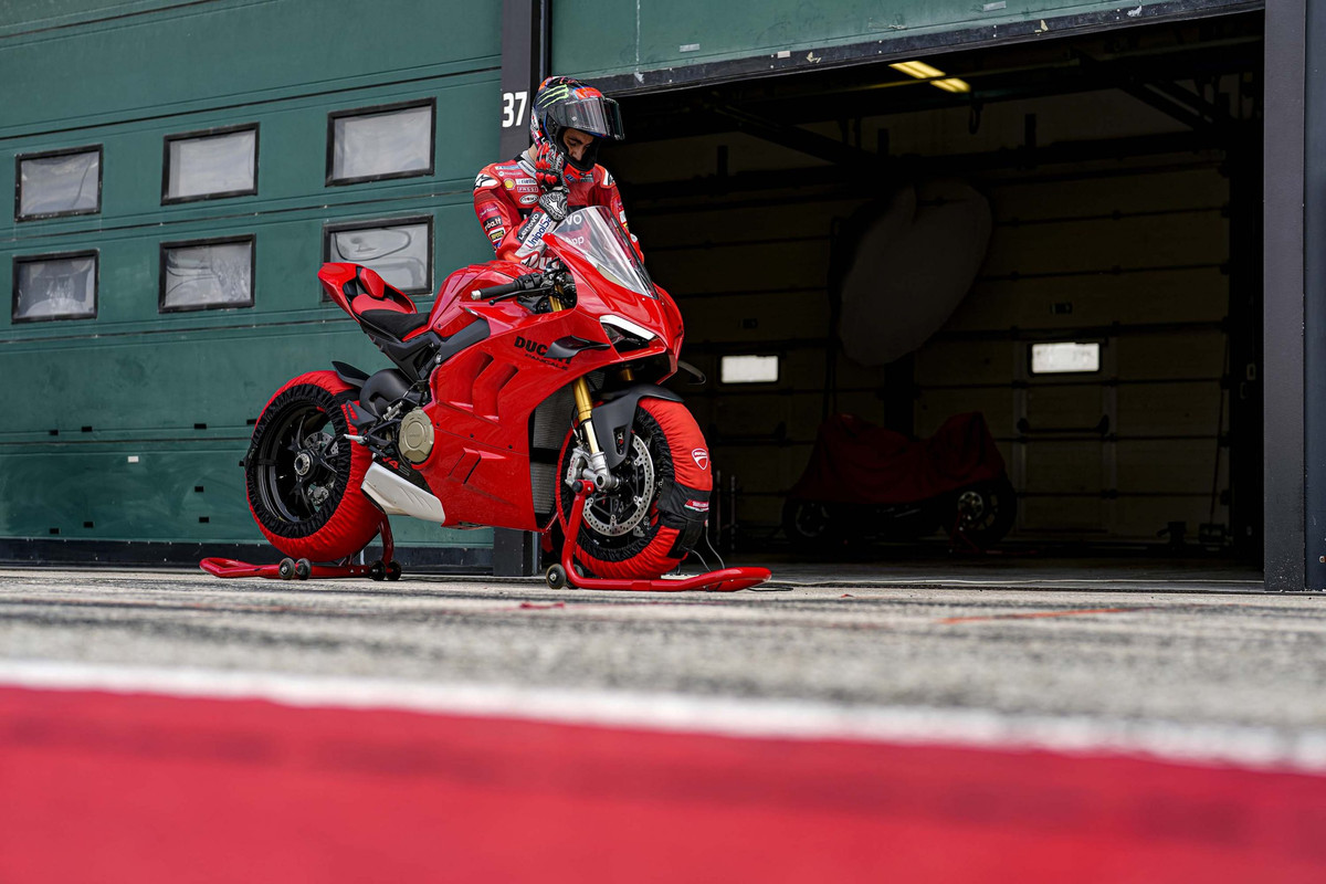 Фотографии Ducati Panigale V4 2022