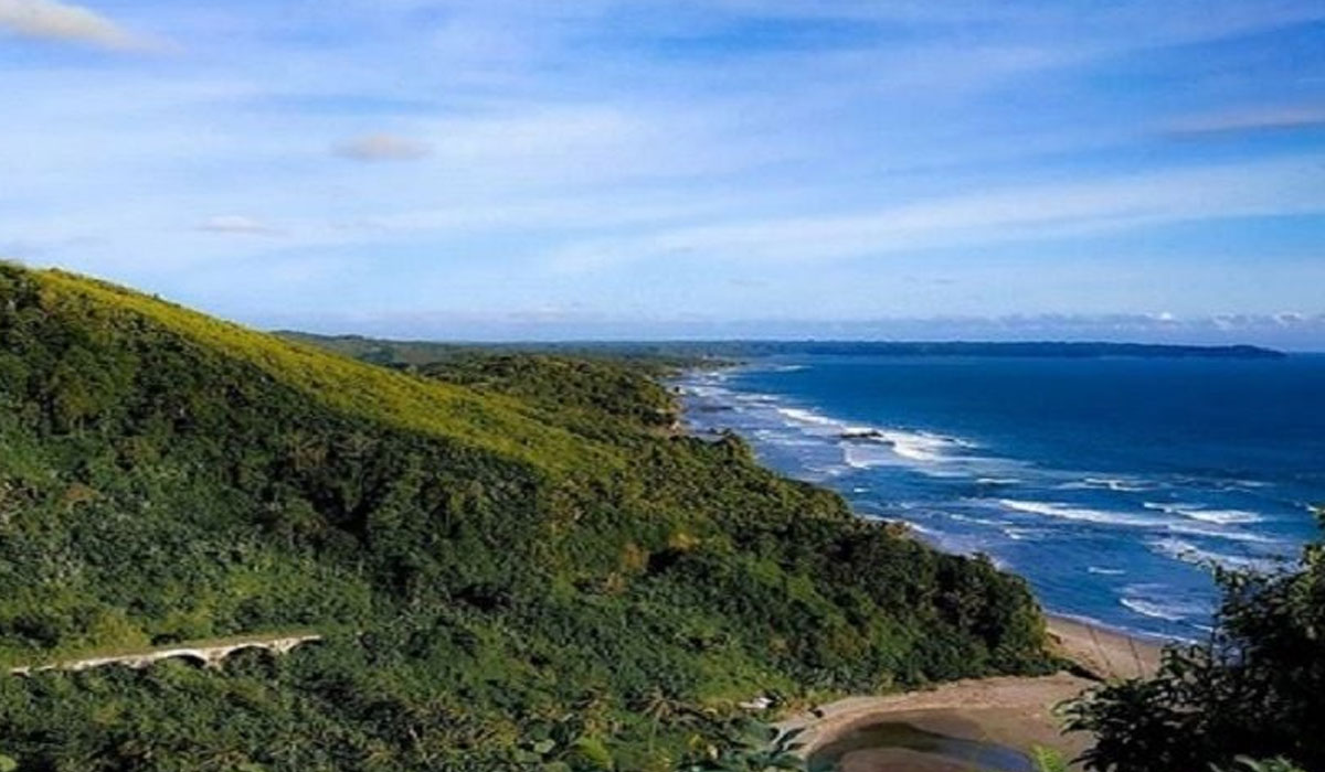 Pesona Pantai Lembah Putri, Perpaduan Indah Laut dan Tebing Hijau!