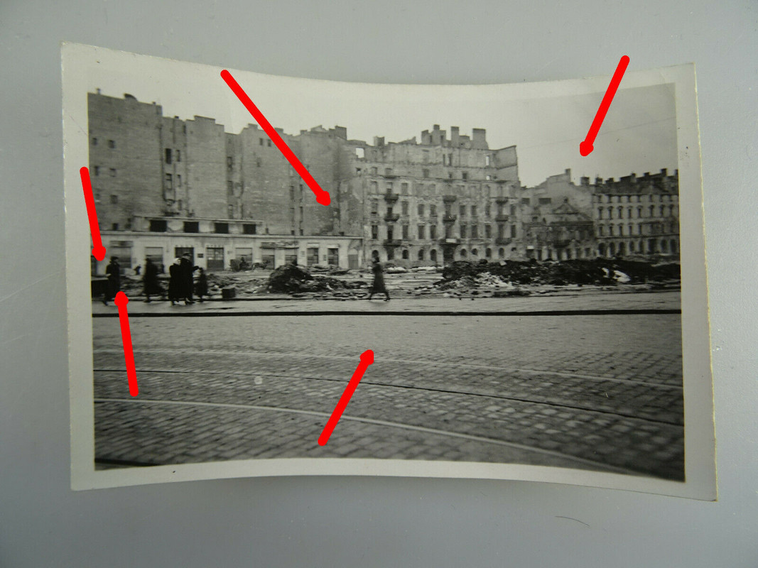 Foto, Polen Warschau, Pilsudski Platz, Menschen, zerstörte Häuser