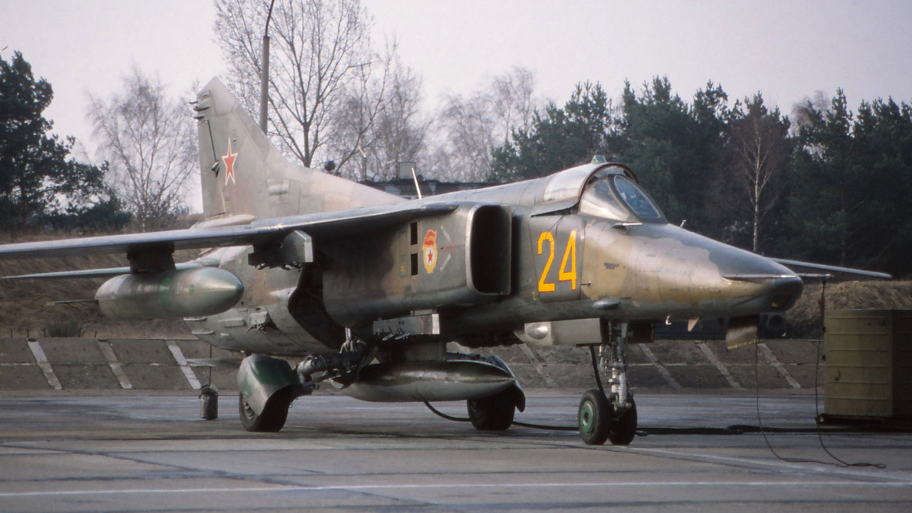 19 GvAPIB Mig-27D Yellow 24_61912559200 (2)