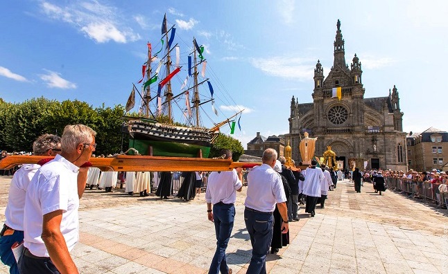 Il “Gran perdono” di Sant’Anna d’Auray dans Apparizioni mariane e santuari Sant-Anna-d-Auray