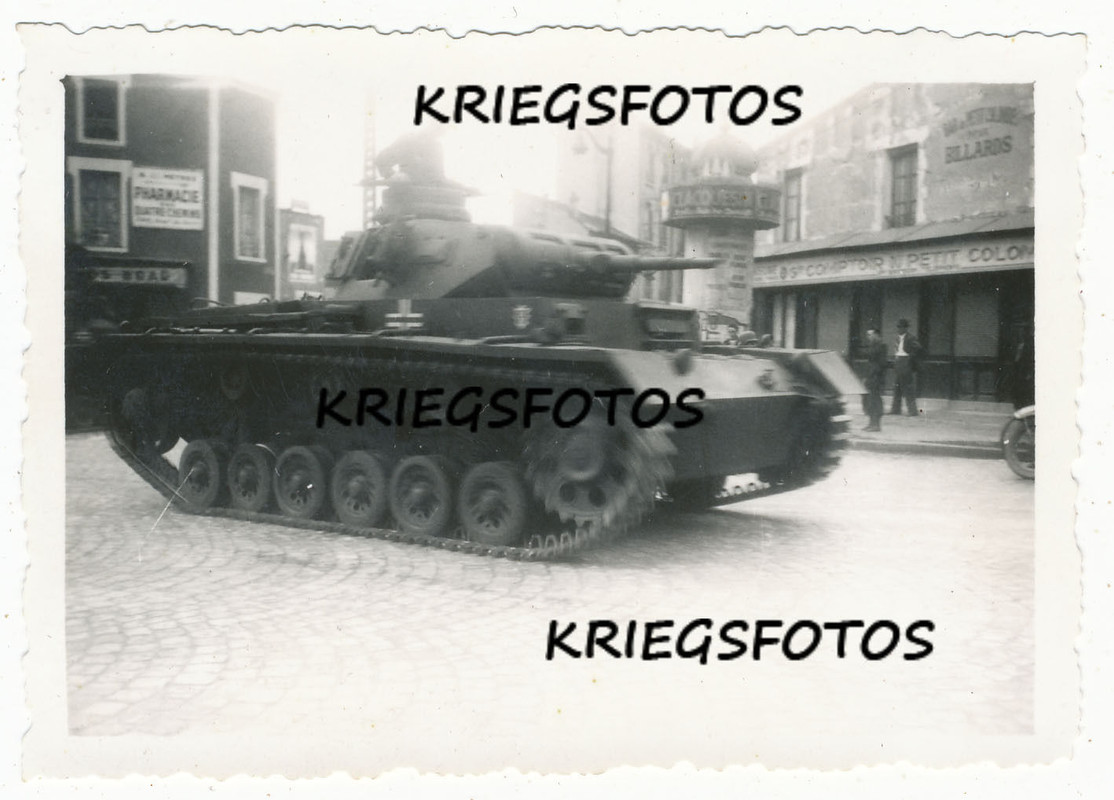 Einmarsch Panzer b. Paris Kennung Häuser Tank Ka