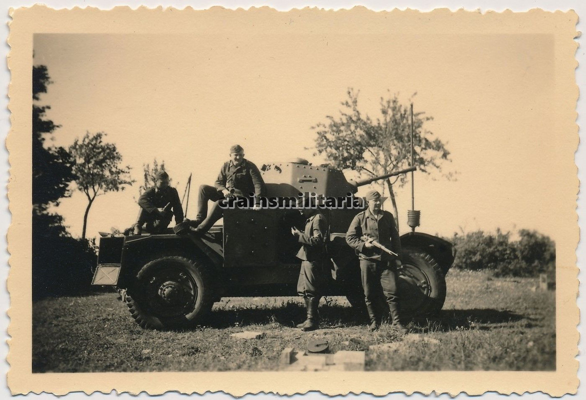 Orig. Foto Soldaten bei franz. Beute Panzerspähw