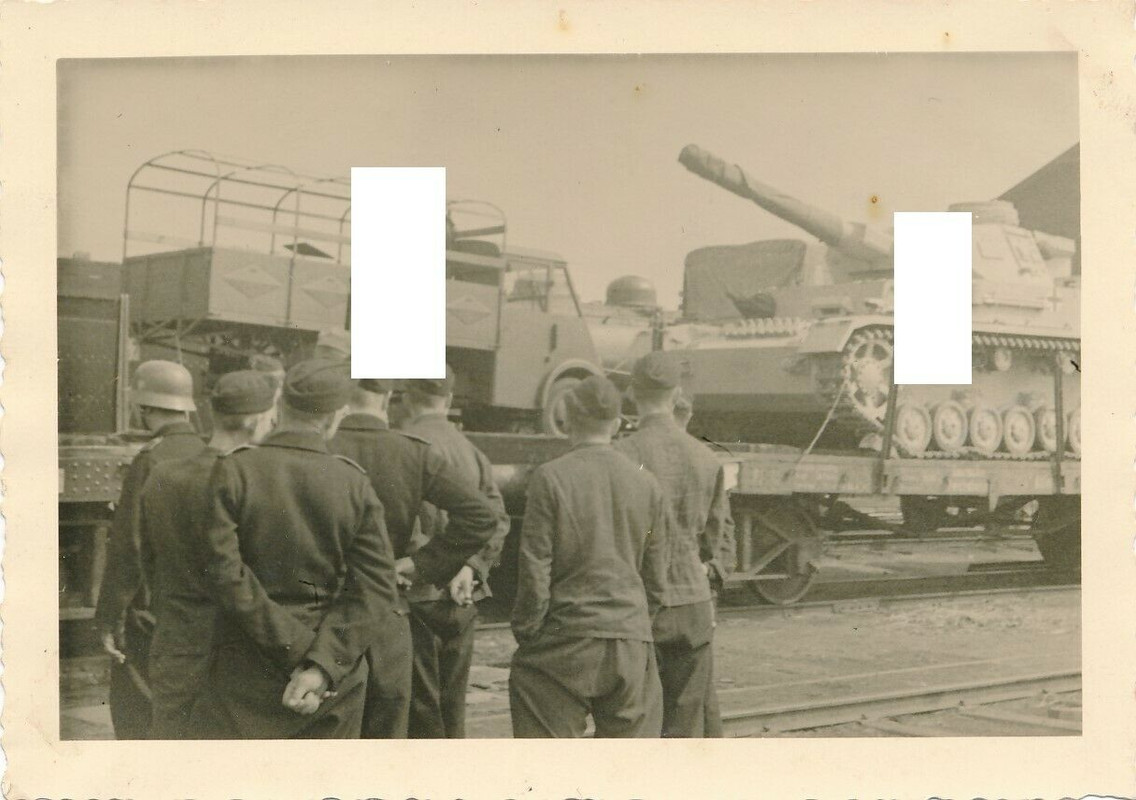 Deutscher Panzer IV Langrohr mit französischem Beute LKW auf Bah