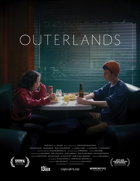 Ve stínu města / Outerlands (2025)