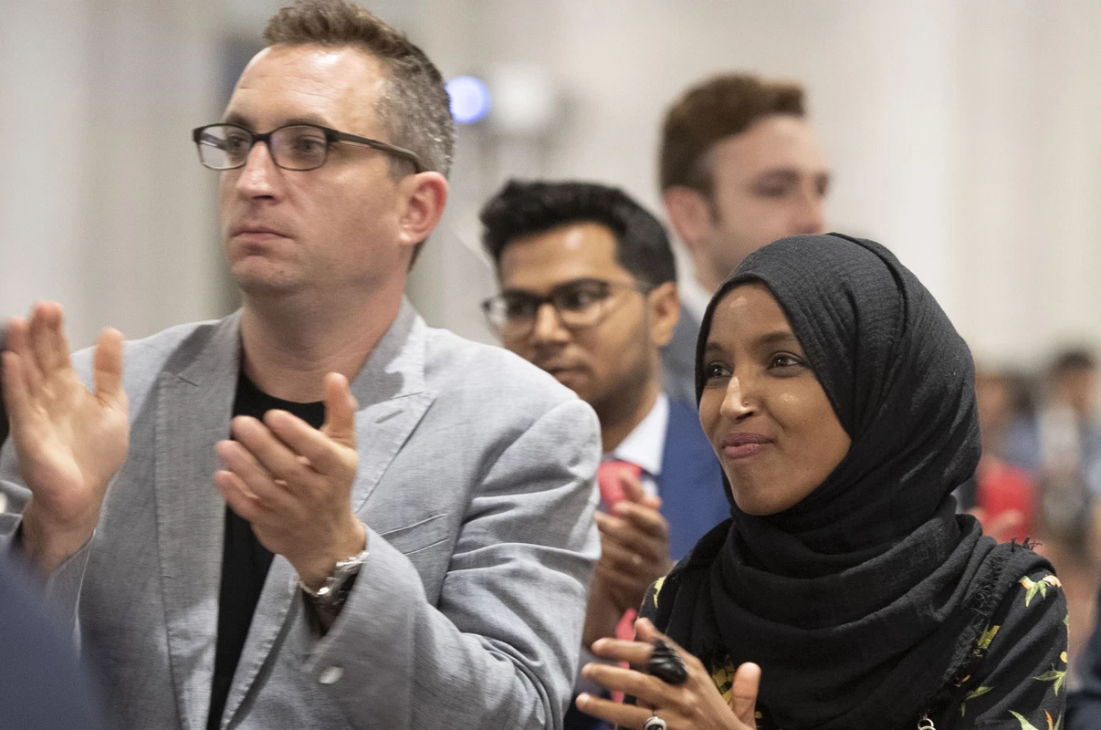 Chiến dịch của Ilhan Omar giúp chồng thu hàng triệu USD 1