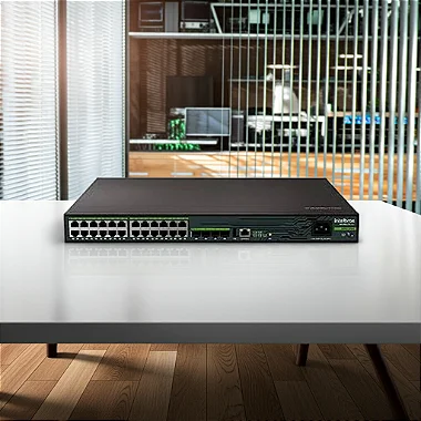 Switch Intelbras S3028G-PB Max em detalhes de um rack.