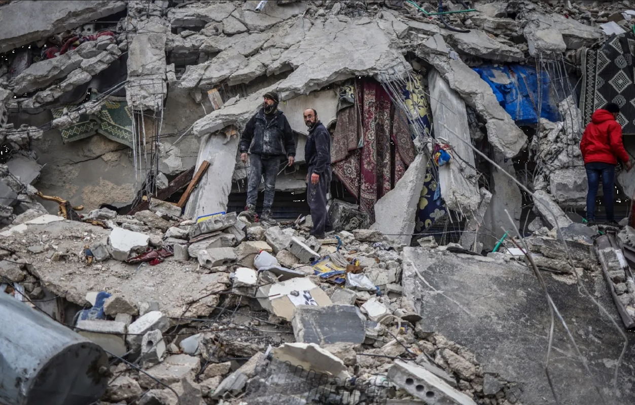 Niña es rescatada tras terremoto en Afganistán, estaba bajo escombros: video