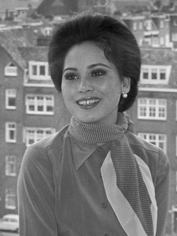 Ratna Sari Dewi lahir dengan nama Naoko Nemoto