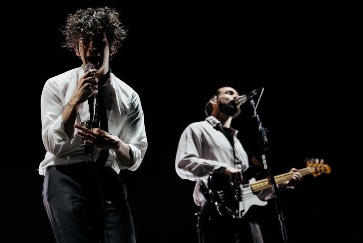 Grup band asal Inggris, The 1975 yang baru-baru ini viral di Malaysia karena pertontonkan aksi ciuman sesama jenis hingga bikin pemerintah berhentikan festival musik.