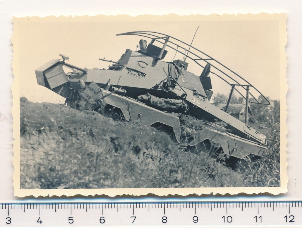 SUPER FOTO 2.WK Panzersoldaten mit Panzerspähwag