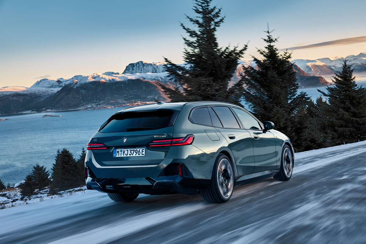 P90537300_highRes_the-new-bmw-i5-edriv