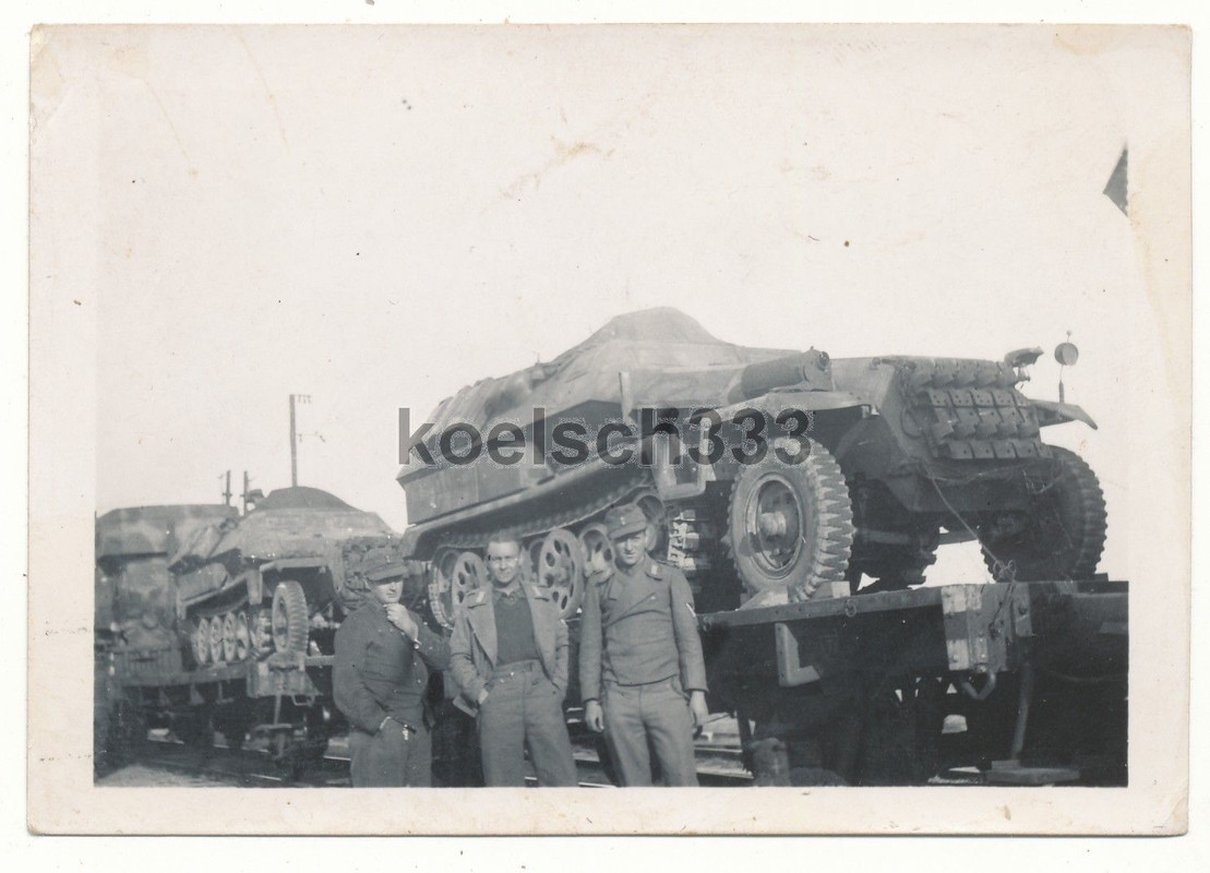 Foto Panzermänner vor Schützenpanzerwagen auf Eisenbahn ! Panzer