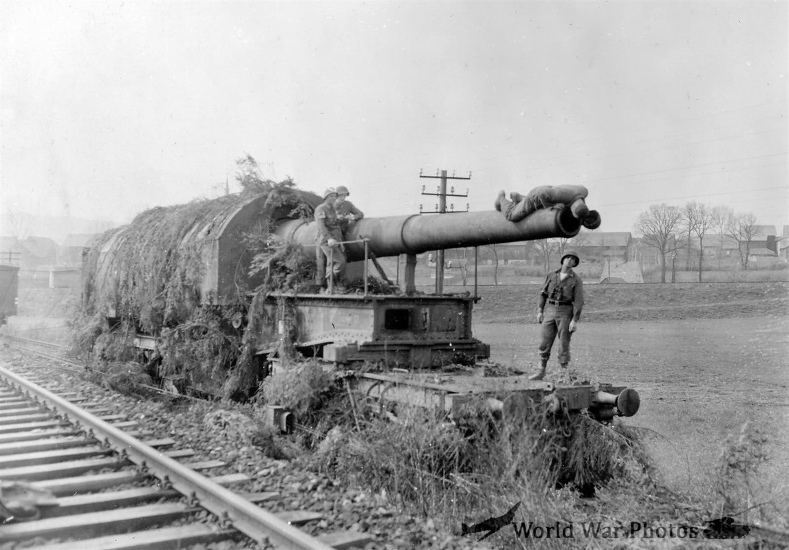 Beute Artillerie lourde allemande  28-5-cm-K-605-E-i-L-592-f-Kulmbach-Allemagne-19-avril-1945